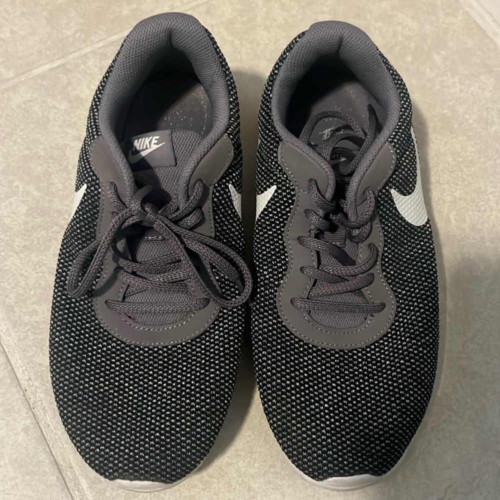 Nike Womens Tanjun BV7432-001 Gray & Black Running Shoes Sneakers Size 8.5